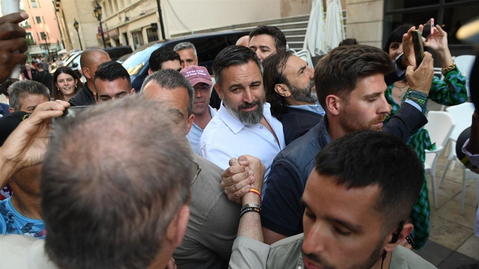 undefinedEl presidente de VOX, Santiago Abascal, a su llegada al acto central de la campaña electoral, en la plaza del Pilar (Foto: EP).