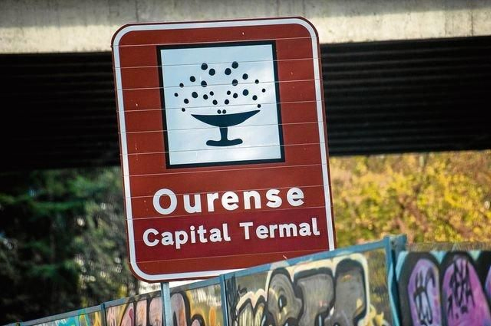 Señal que indica la entrada a Ourense, "capital termal".(ÓSCAR PINAL)