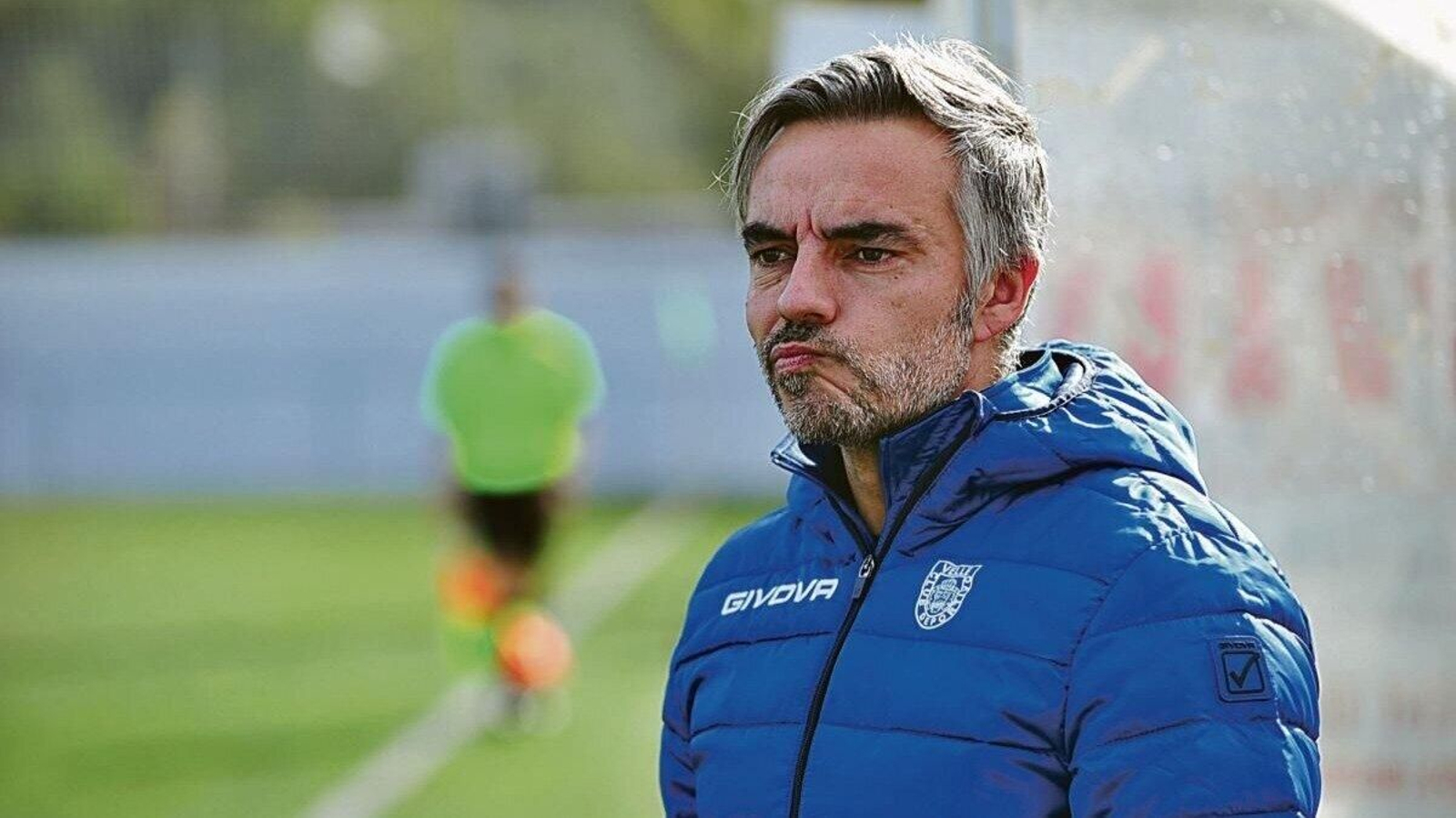 Anxo Varcárcel, con un gesto preocupante en el partido ante el Maceda, en el Monte da Aira. (Foto: José Paz)