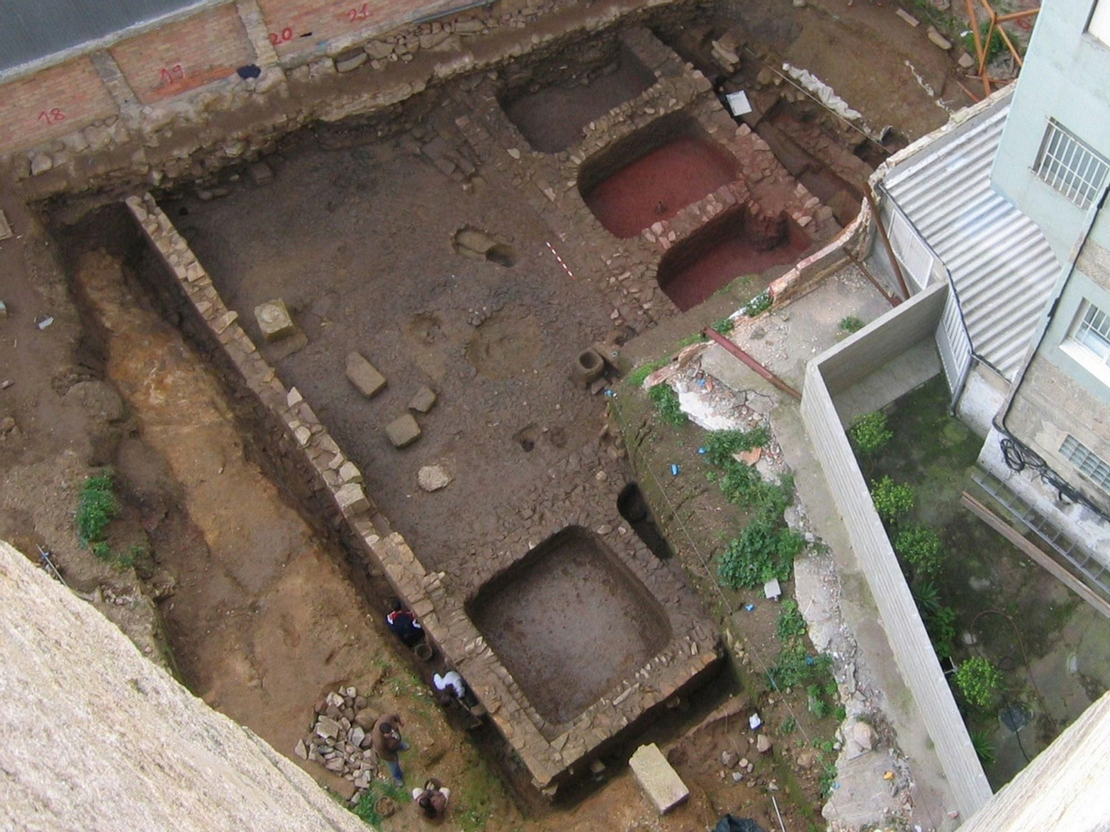 La factoría de salazón romana en Marqués de Valladares, actualmente tapada, se excavó en 2018 y se pretende musealizar.