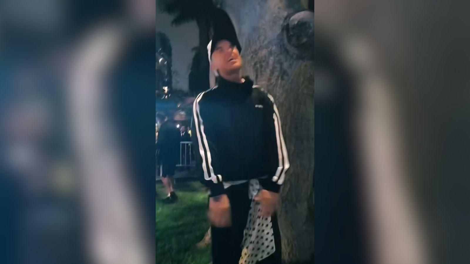 Robbie Williams imporvisando un concierto en plena calle en Perú.