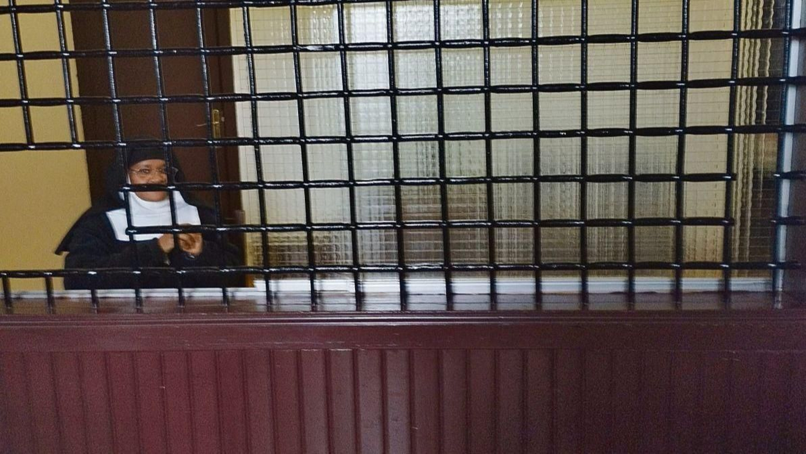 La madre superiora de las Salesas de Teis, tras las rejas que separan de la zona de clausura.