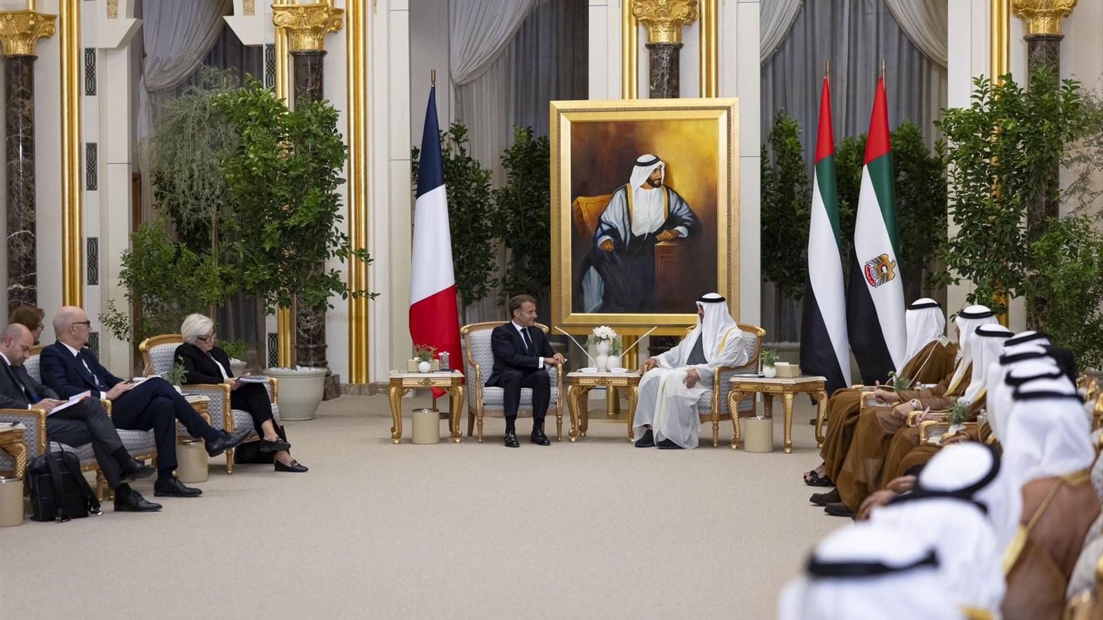 El presidente de Francia, Emmanuel Macron, se reúne con el presidente de los Emiratos Árabes Unidos, el jeque Mohamed bin Zayed Al Nahyan, en el Palacio Qasr Al Watan en Abu Dabi
