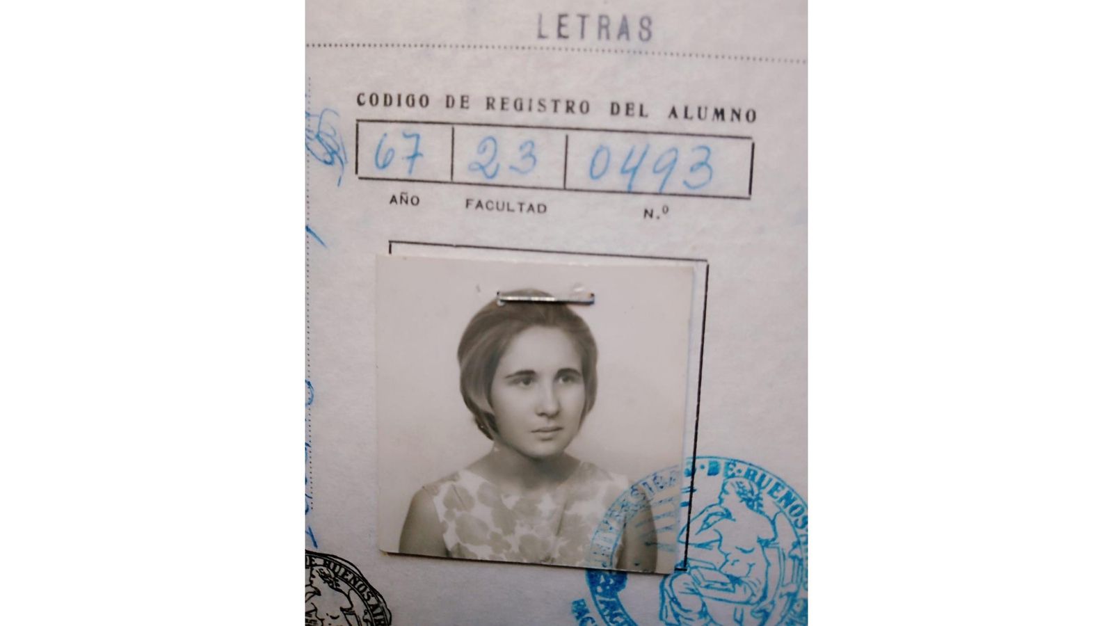 Foto de la libreta universitaria de María Rosa Iglesias, con 19 años de edad