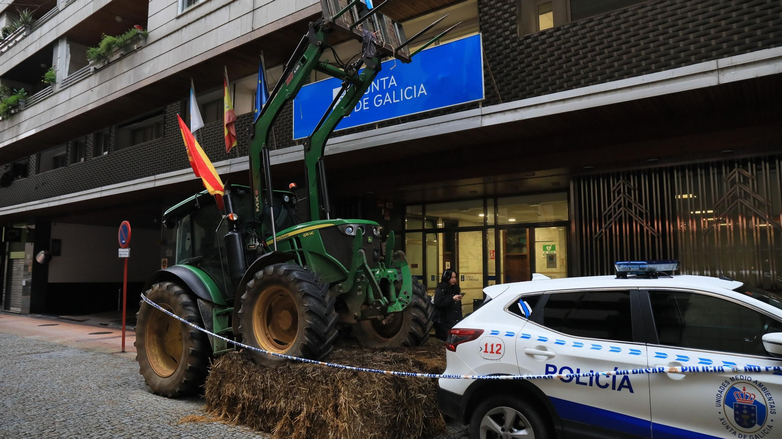 Un tractor frente al edificio de Medio Rural de la Xunta de Galicia en Ourense