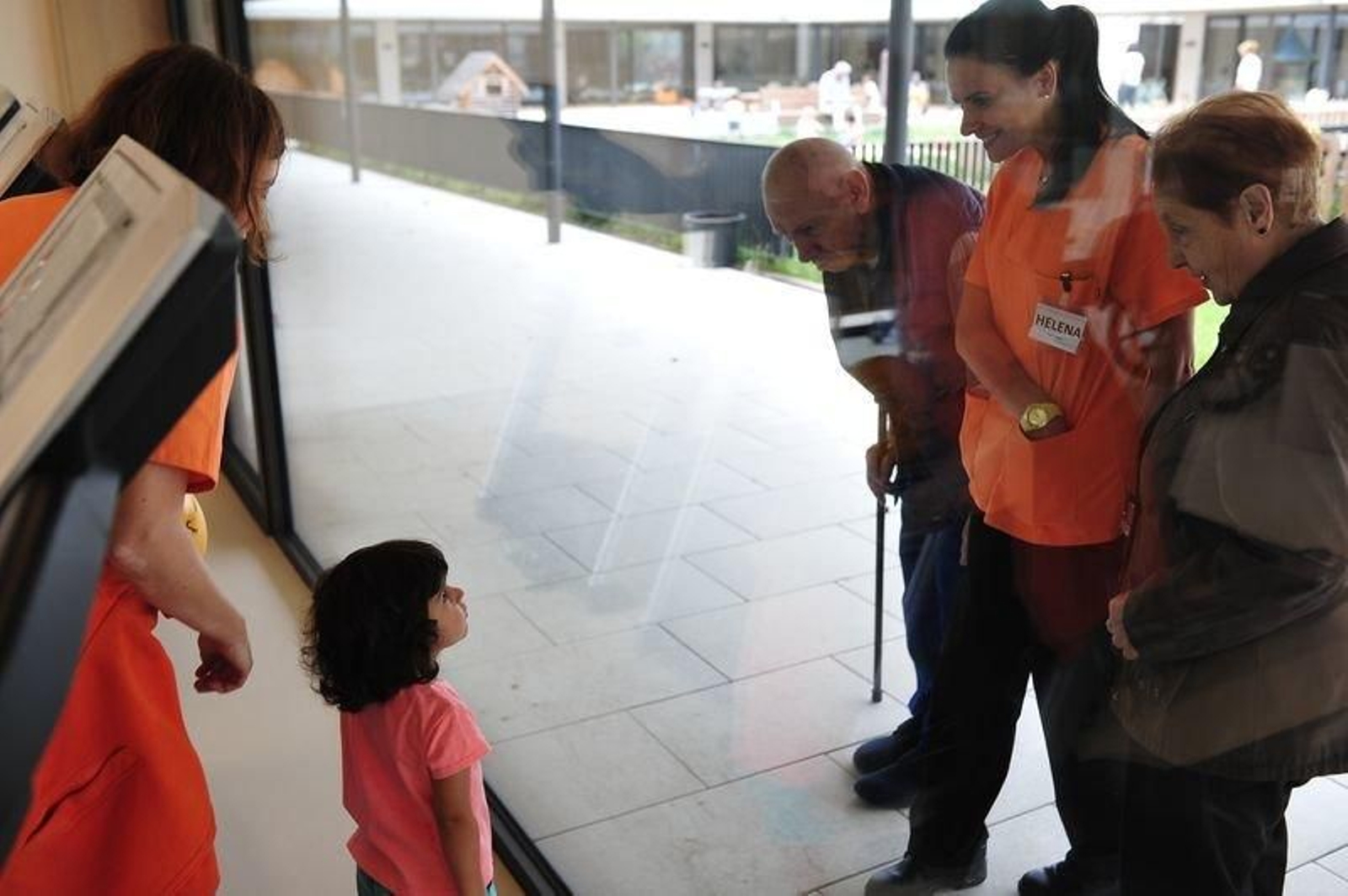 Alma, alumna de la escuela infantil, se encuentra con Arturo, su abuelo, usuario del centro de día (JOSÉ PAZ).
