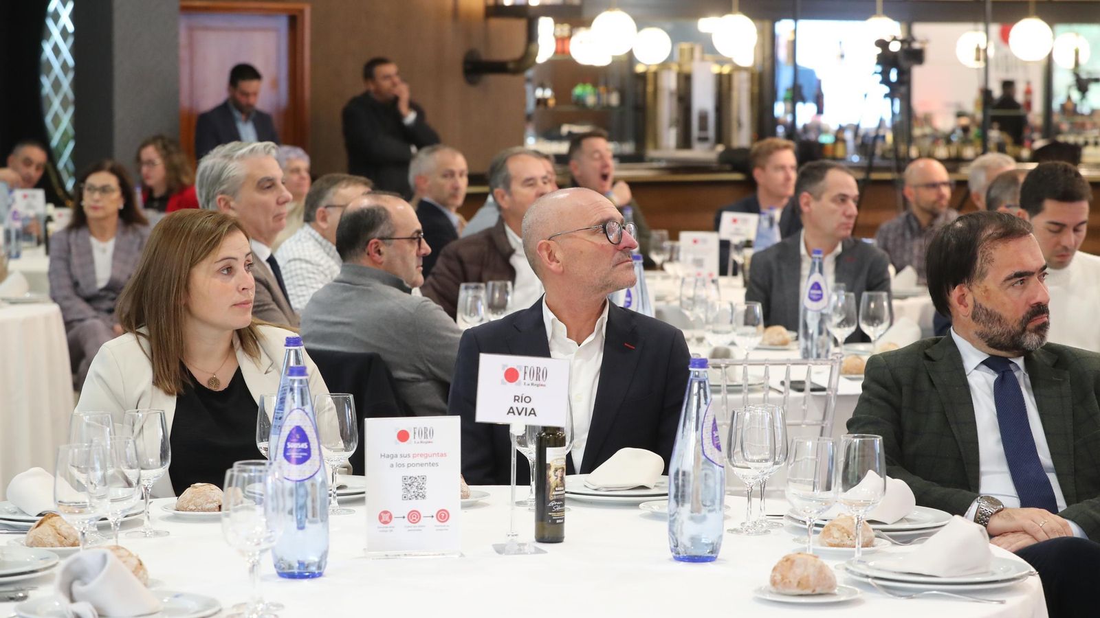 Foro La Región con Luis Menor, presidente de la Diputación. MESA RÍO AVIA Manuel Barja, de Extraco Ourense; Lisardo González, de Maderas San Martín; Antonio Iglesias, alcalde de Lobeira; Rebeca Sotelo, alcaldesa de Cenlle; José Manuel Iglesias, alcalde de Maside y Alberto Pazos, portavoz del PP en el Parlamento de Galicia.
