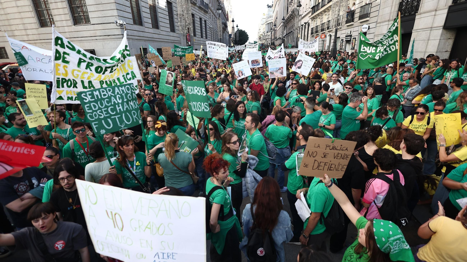 Varias personas durante una concentración por la educación pública en Madrid, en la Puerta del Sol, a 14 octubre de 2026, en Madrid (España)
