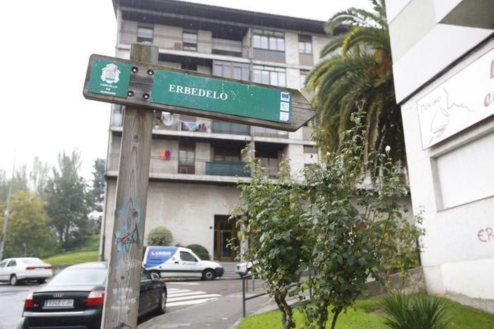 Señal que, en Vistahermosa, indica la dirección a seguir para llegar al pueblo de Erbedelo.