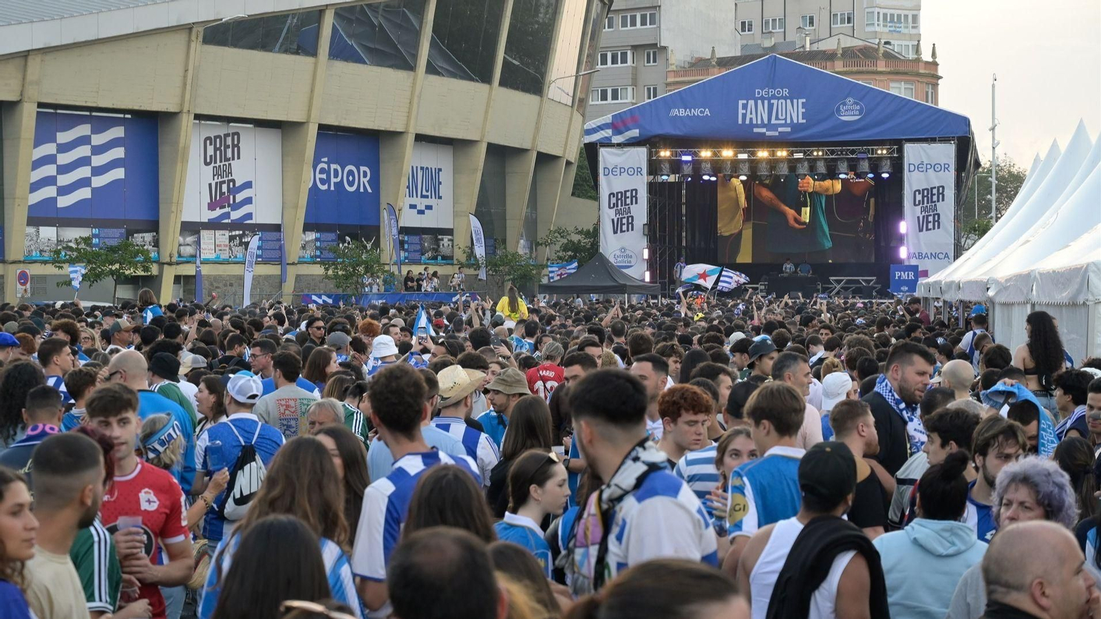 Aficionados del Dépor celebran el ascenso.