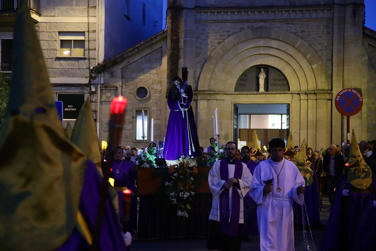 El barrio de A Carballeira se vuelca con la primera procesión de la ciudad.