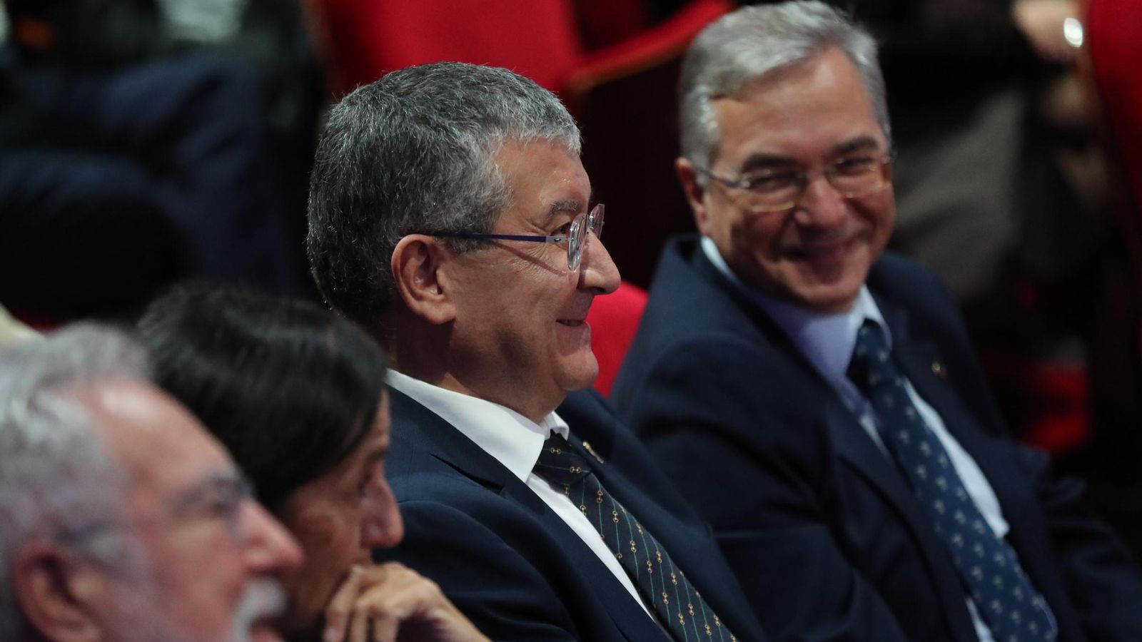 El oncólogo valdeorrés, Rafael López, y Luis Menor, presidente de la Diputación, durante la ceremonia del Premio Ourensanía 2025.