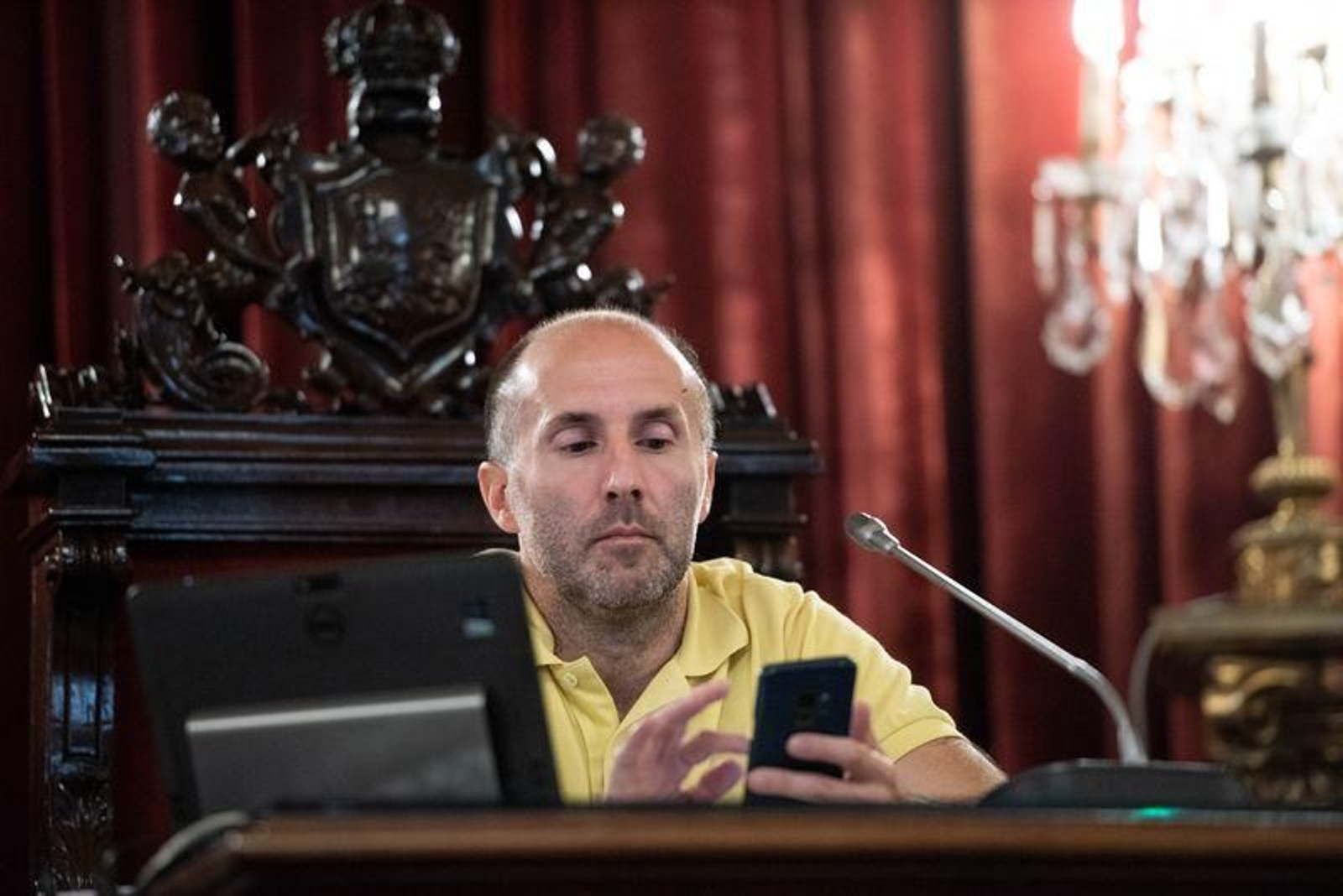 El alcalde de Ourense, durante un pleno del Concello, en una imagen de archivo. (Foto: Óscar Pinal)