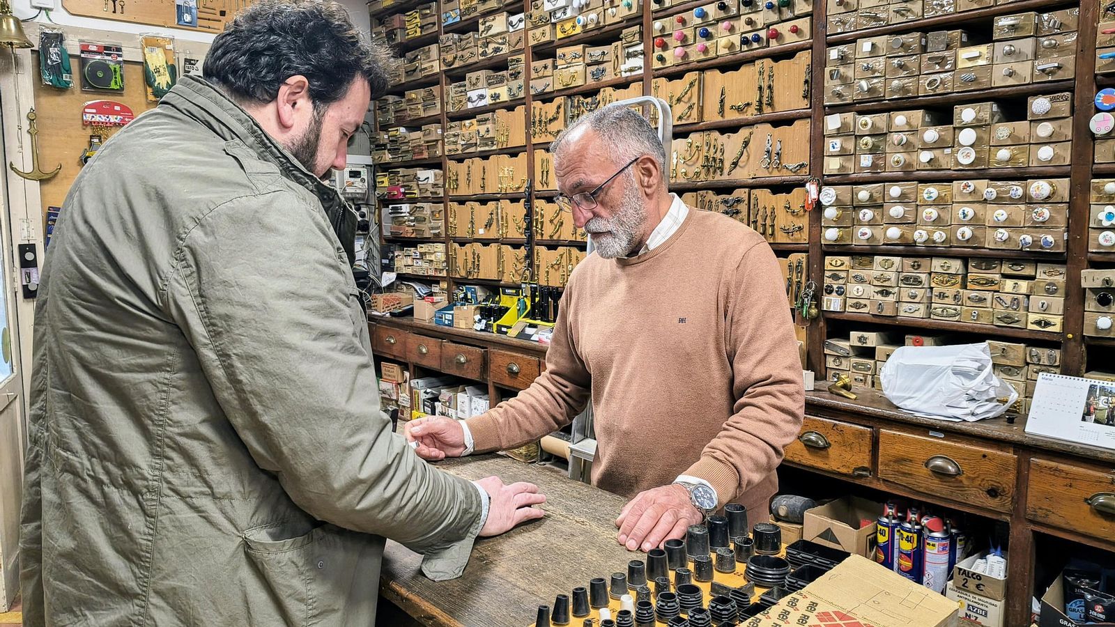 Miguel con un cliente en la ferretería.