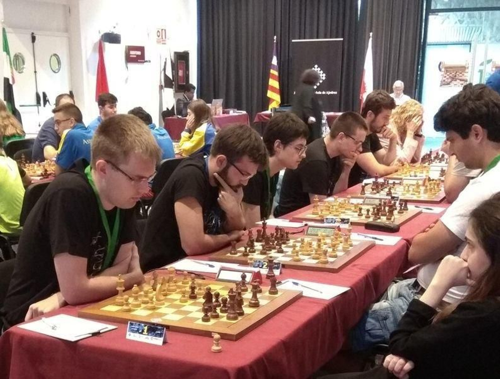 Los ajedrecistas ourensanos, de negro, concentrados durante la competición.