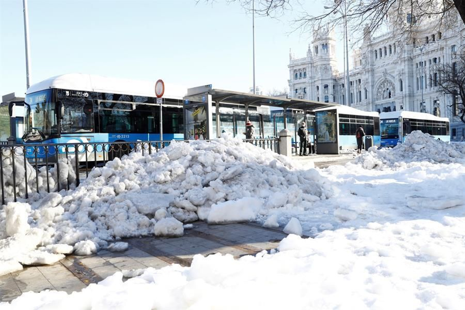 Vista de la nieve en la Plaza Cibeles en Madrid este martes