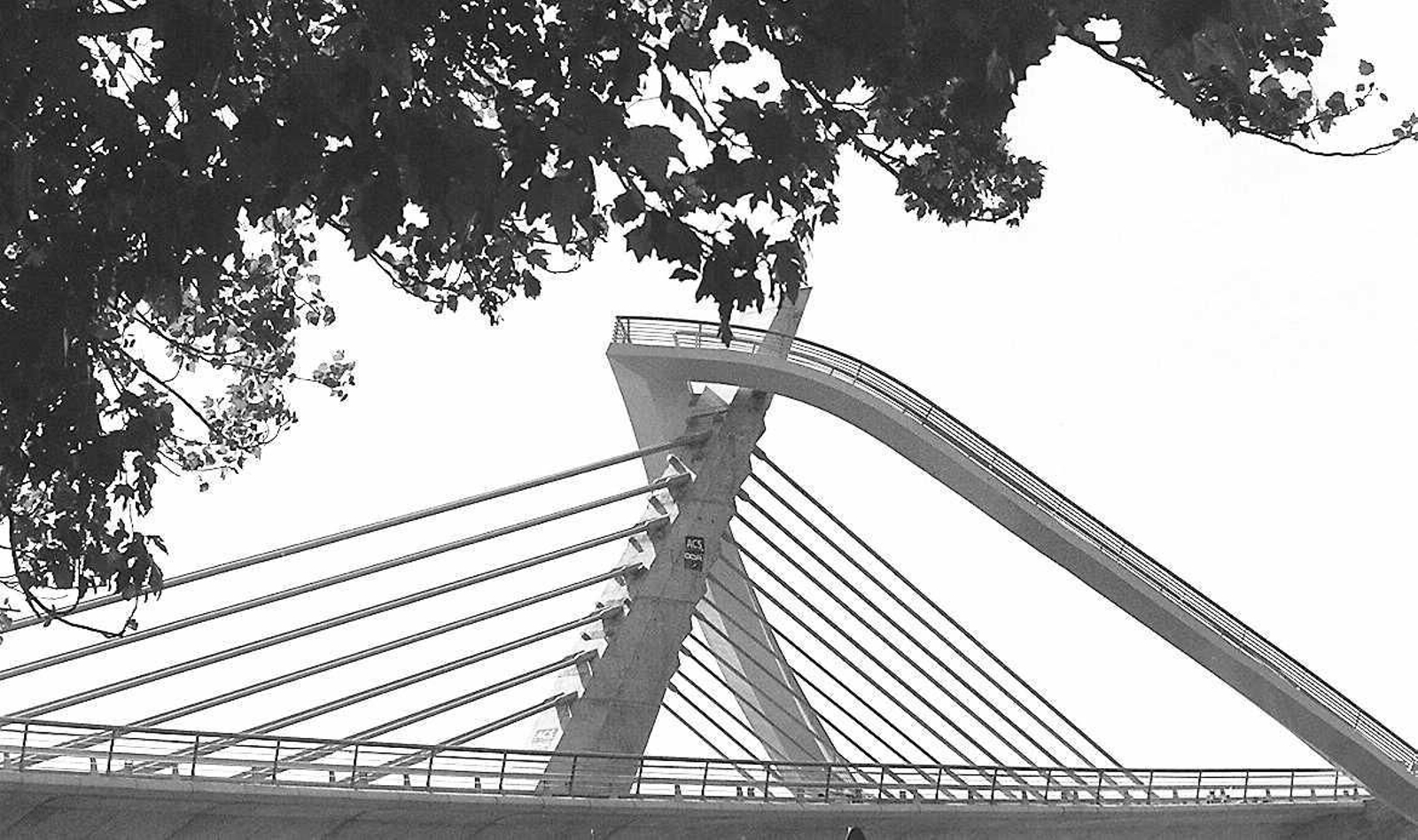 La construcción del emblemático Puente del Milenio hace 25 años cambiaba el skyline de Ourense, en fotos