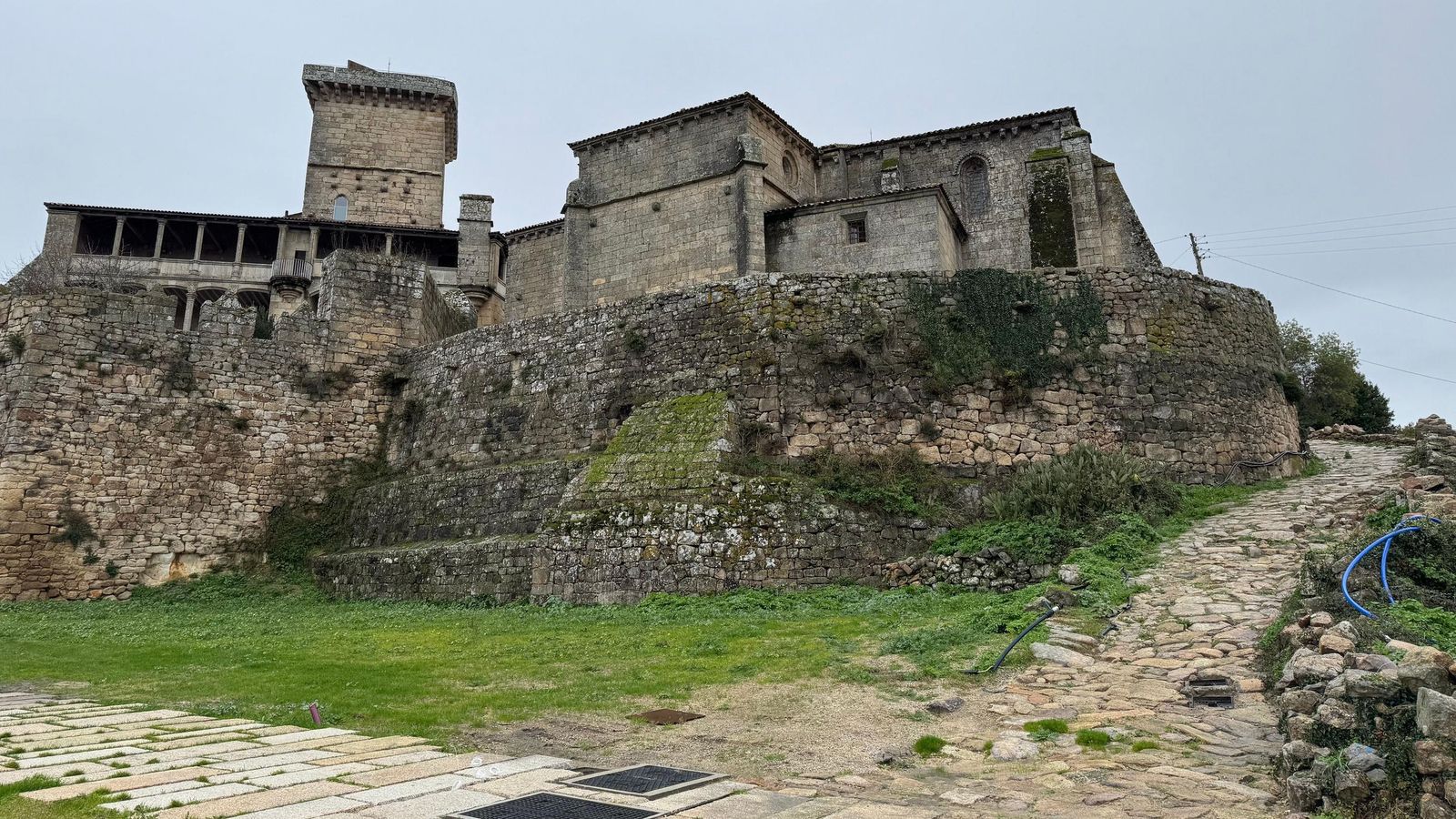 Vista del exterior de la fortaleza de Monterrei.