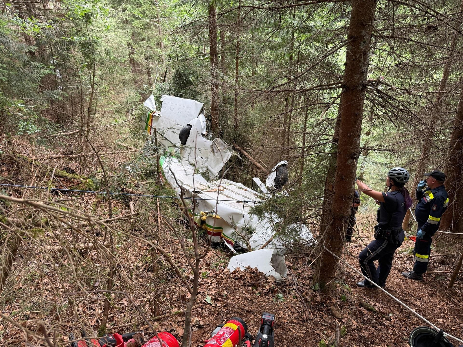 Los equipos de rescate junto a la avioneta accidentada en Austria.