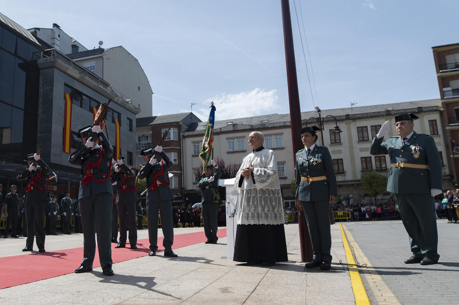 Galería | O Barco de Valdeorras se vuelca con el 182 aniversario de la Guardia Civil