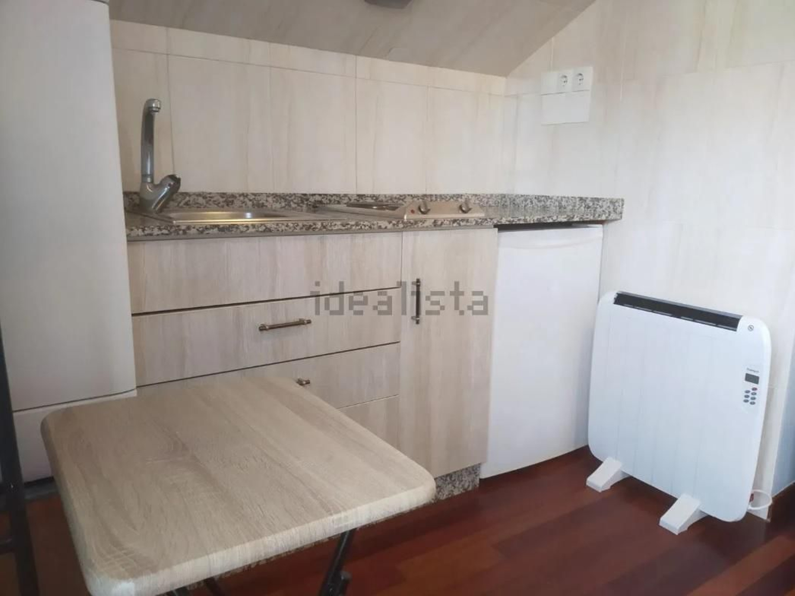Galería | Así es el minipiso de 12 metros cuadrados que se alquila por 240 euros en Ourense, en fotos