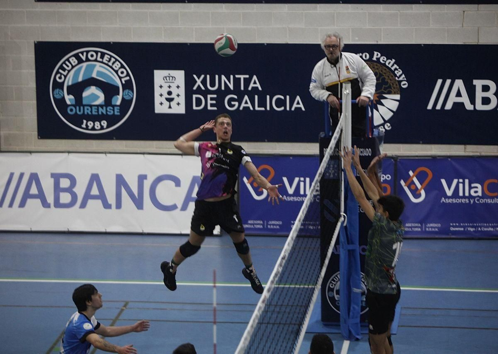 El Asesores Vila Castro intenta ganar un punto en la red ante el Parla.