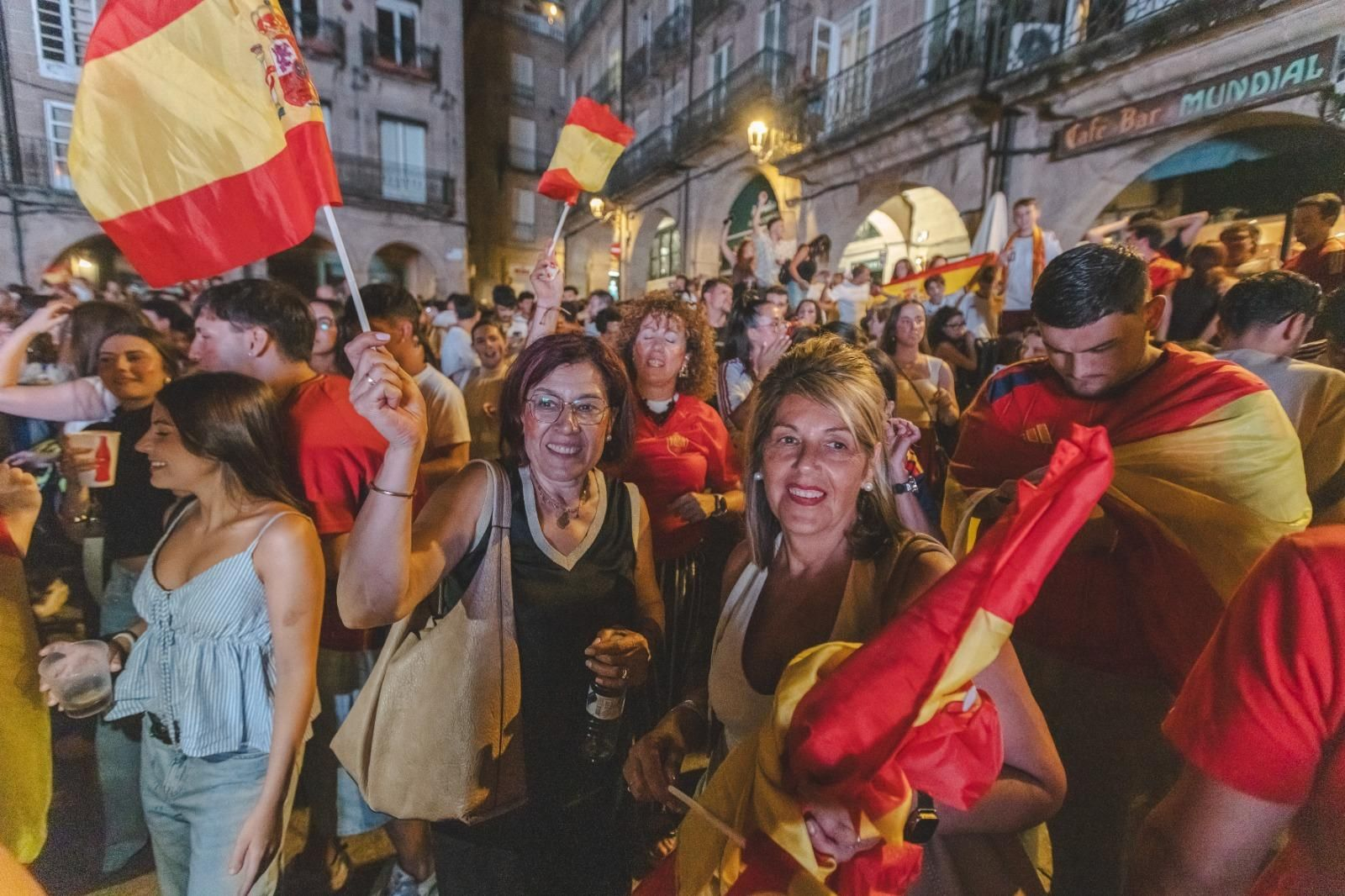 Galería | La ilusión por España en la semifinal tiñe de rojo la provincia de Ourense, en fotos