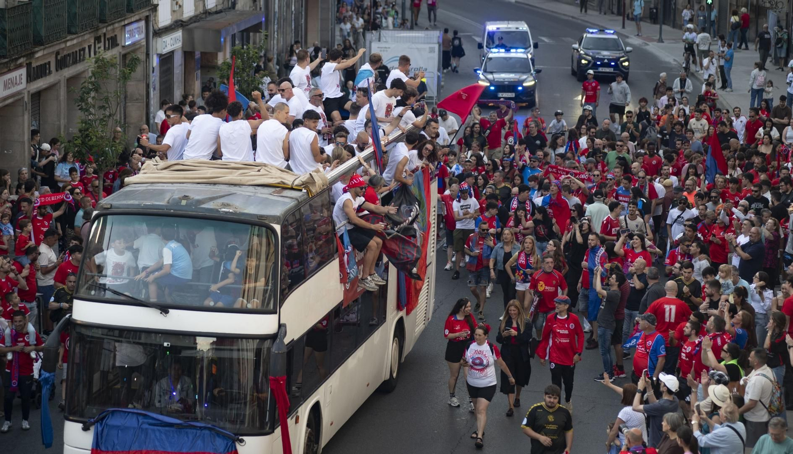 Galería | La aplaudida acogida de los unionistas a la UD Ourense contrasta con la pitada a Jácome en la Plaza Mayor, en fotos