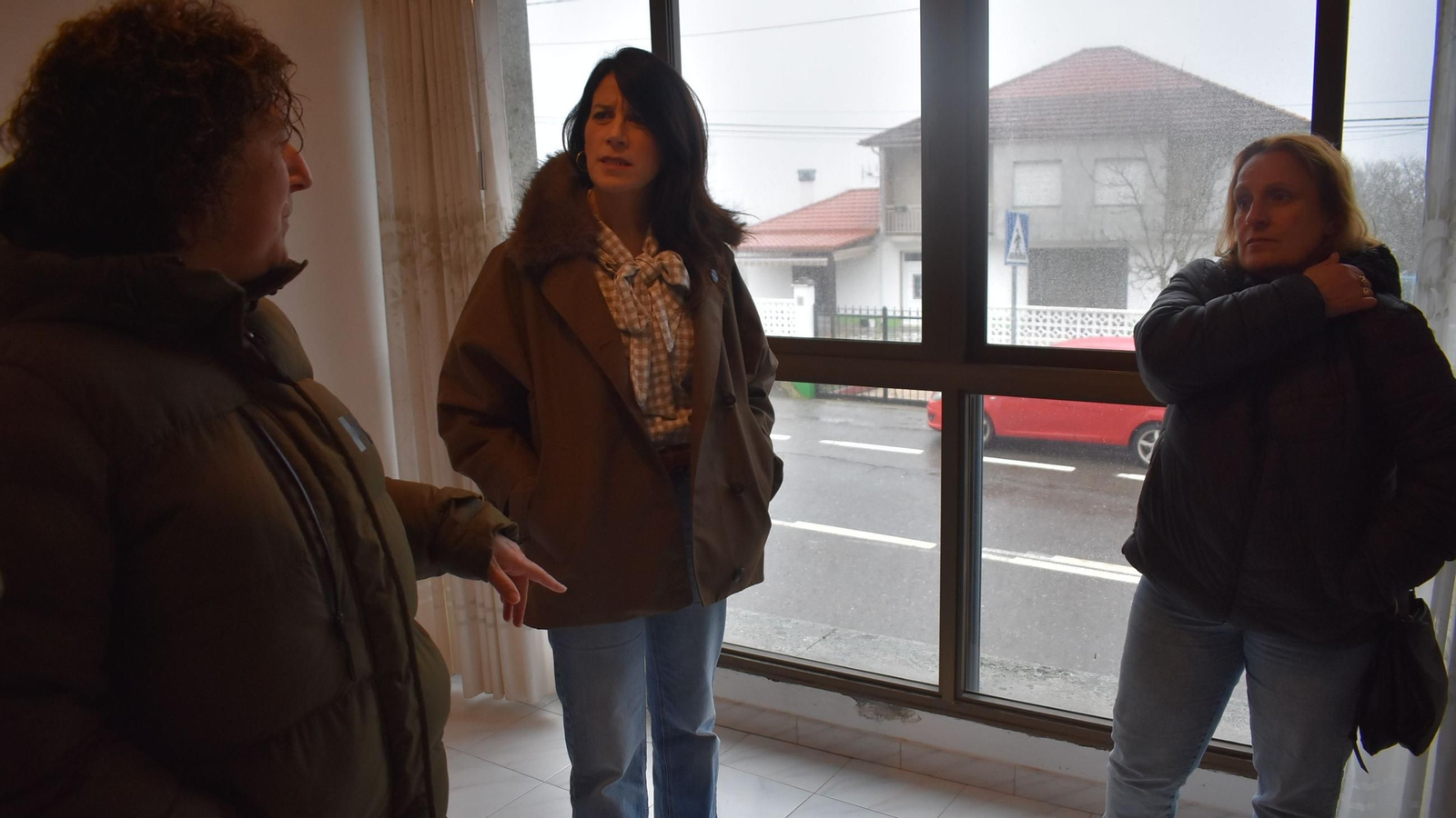 Eva Barrio e María M. Allegue, xunto coa inquilina do novo fogar en San Cristovo.