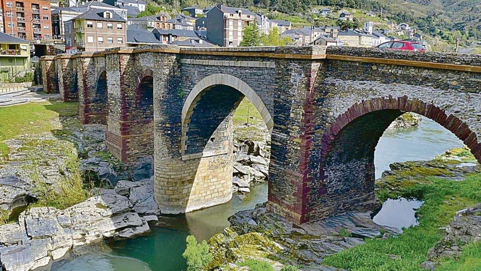 Puente situado sobre el río Sil en Sobradelo.
