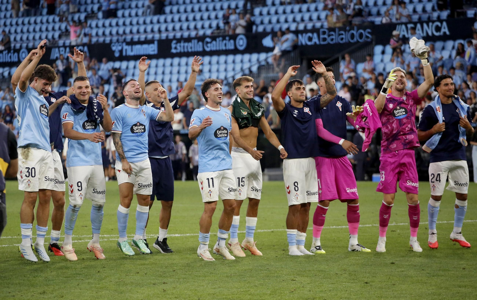 La plantilla celeste festeja el triunfo ante el Racing de Santander en Balaídos.