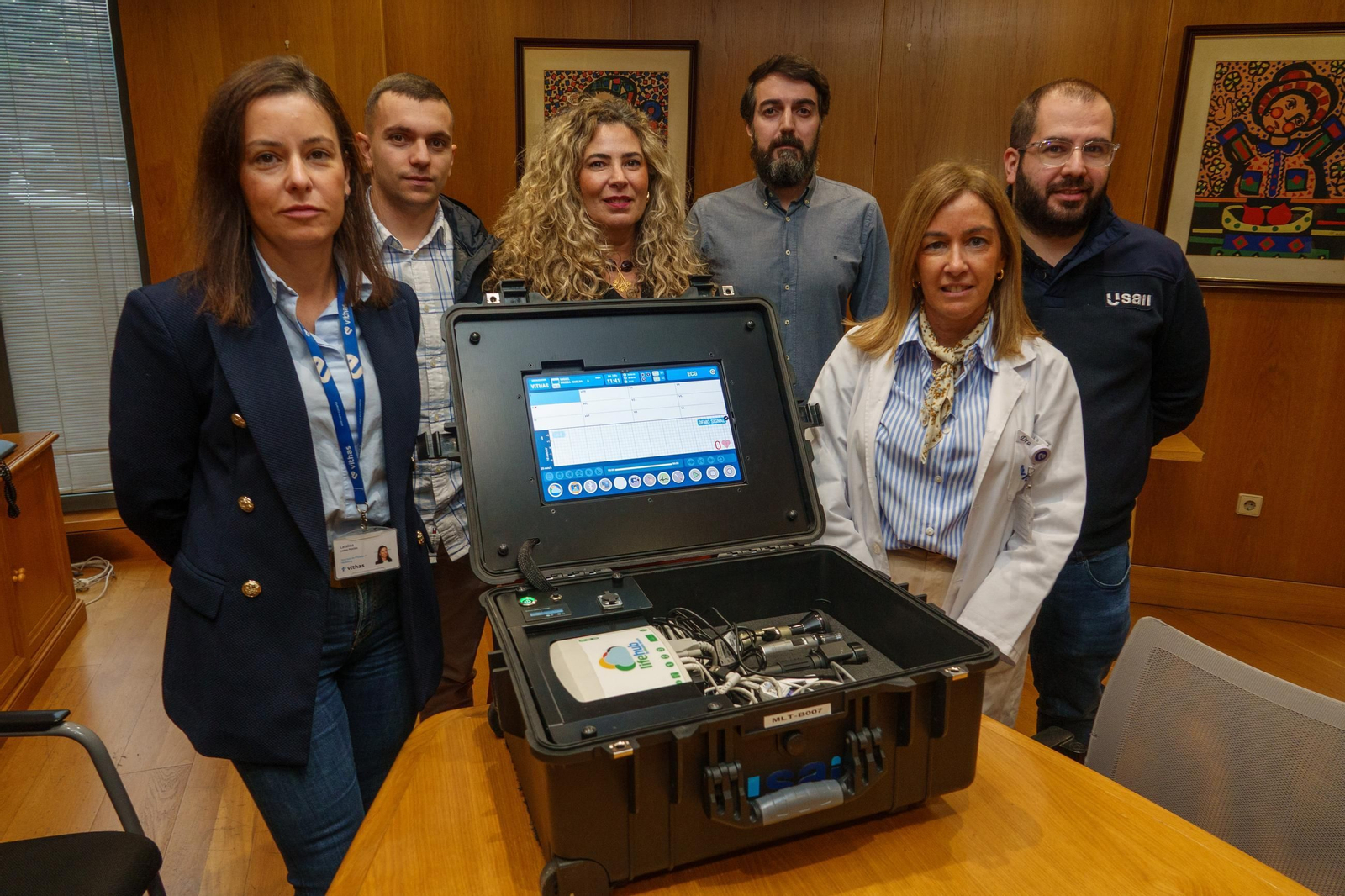Responsables del Hospital Vithas Vigo y de la empresa Usail con el maletín de telemedicina.