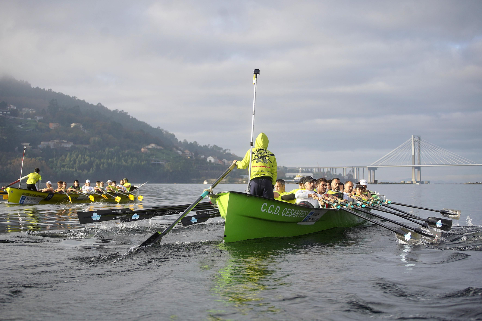 Participantes en la sesión de remo de +Deporte Atlántico en Cesantes.