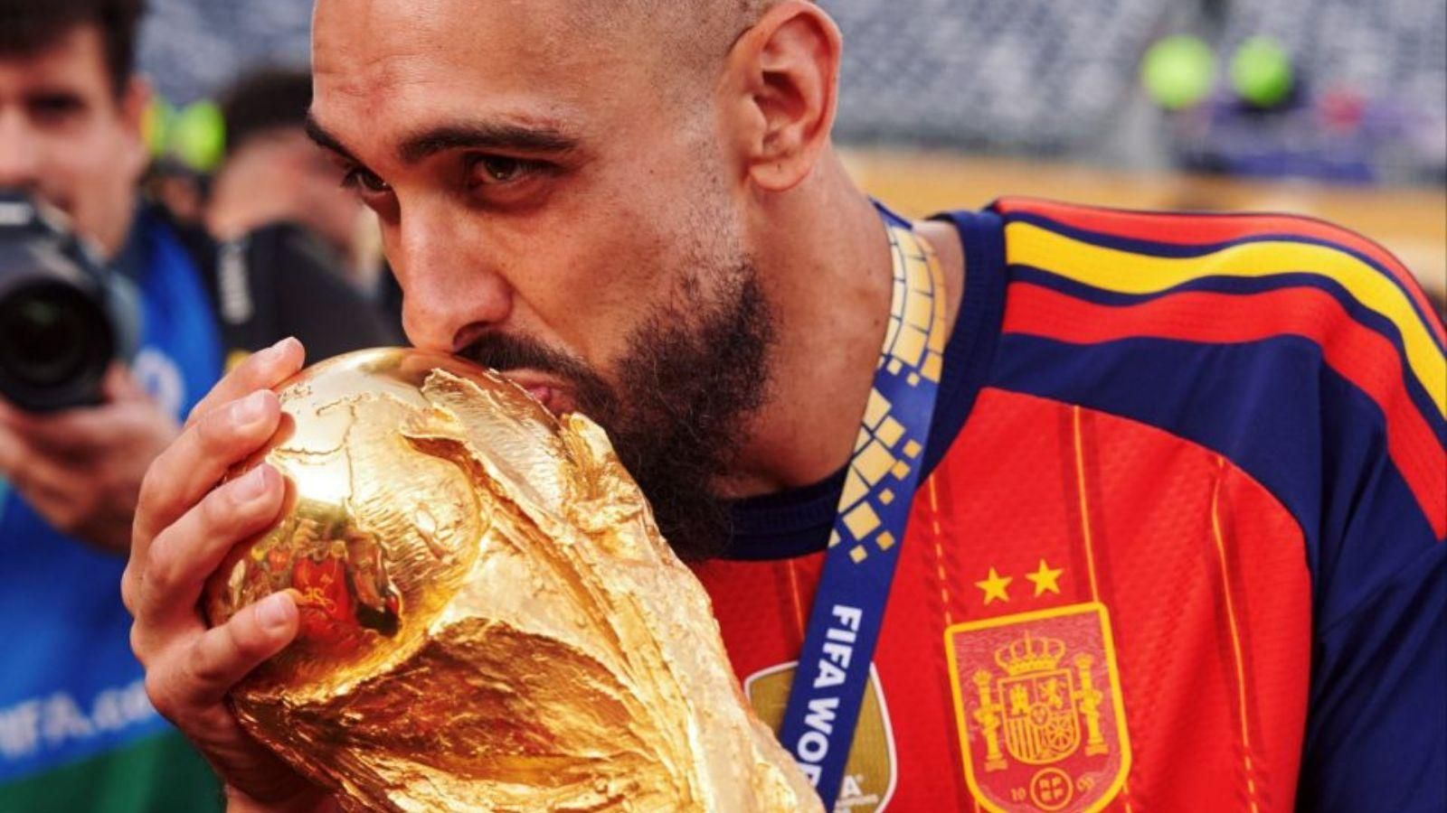 Borja Iglesias besa el trofeo.