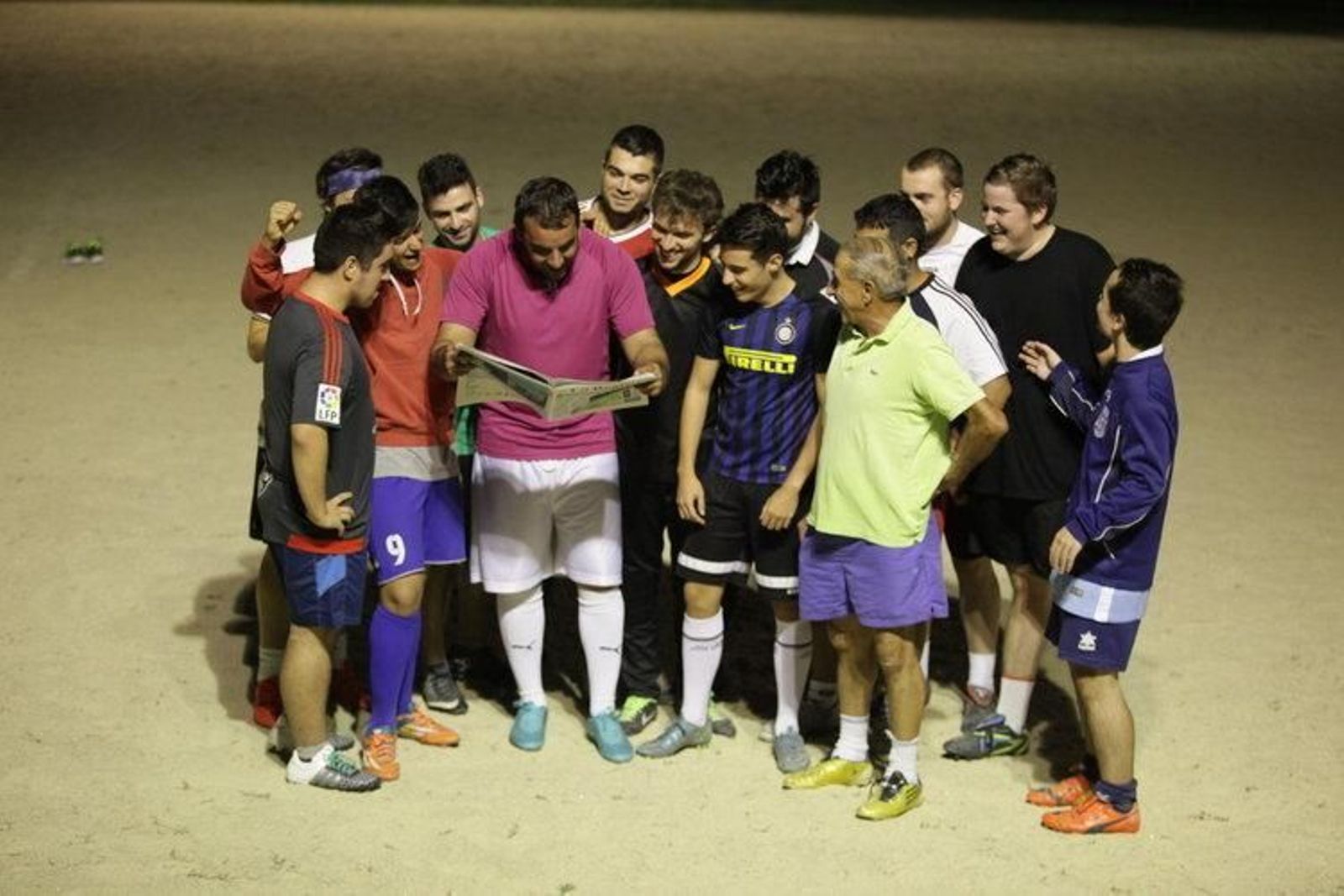 Los jugadores del Os Chaos revisan la clasificación de la categoría publicada en el diario La Región. (J. PAZ)