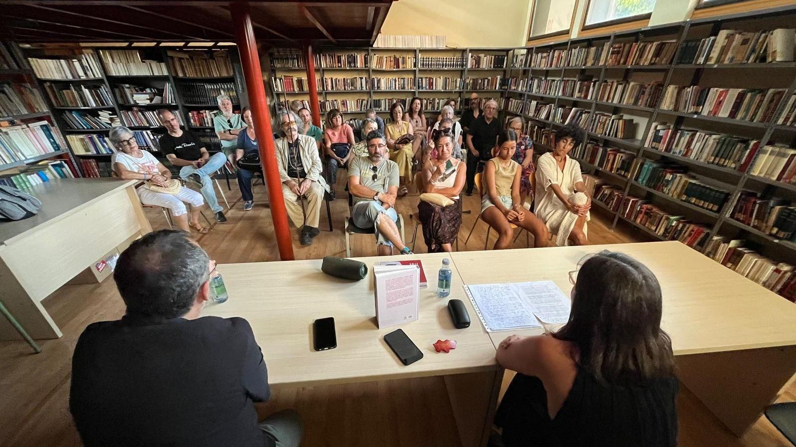 Presentacion o ano pasado do libro de Moisés Quintas e Viqui Pérez na biblioteca de Entrimo.