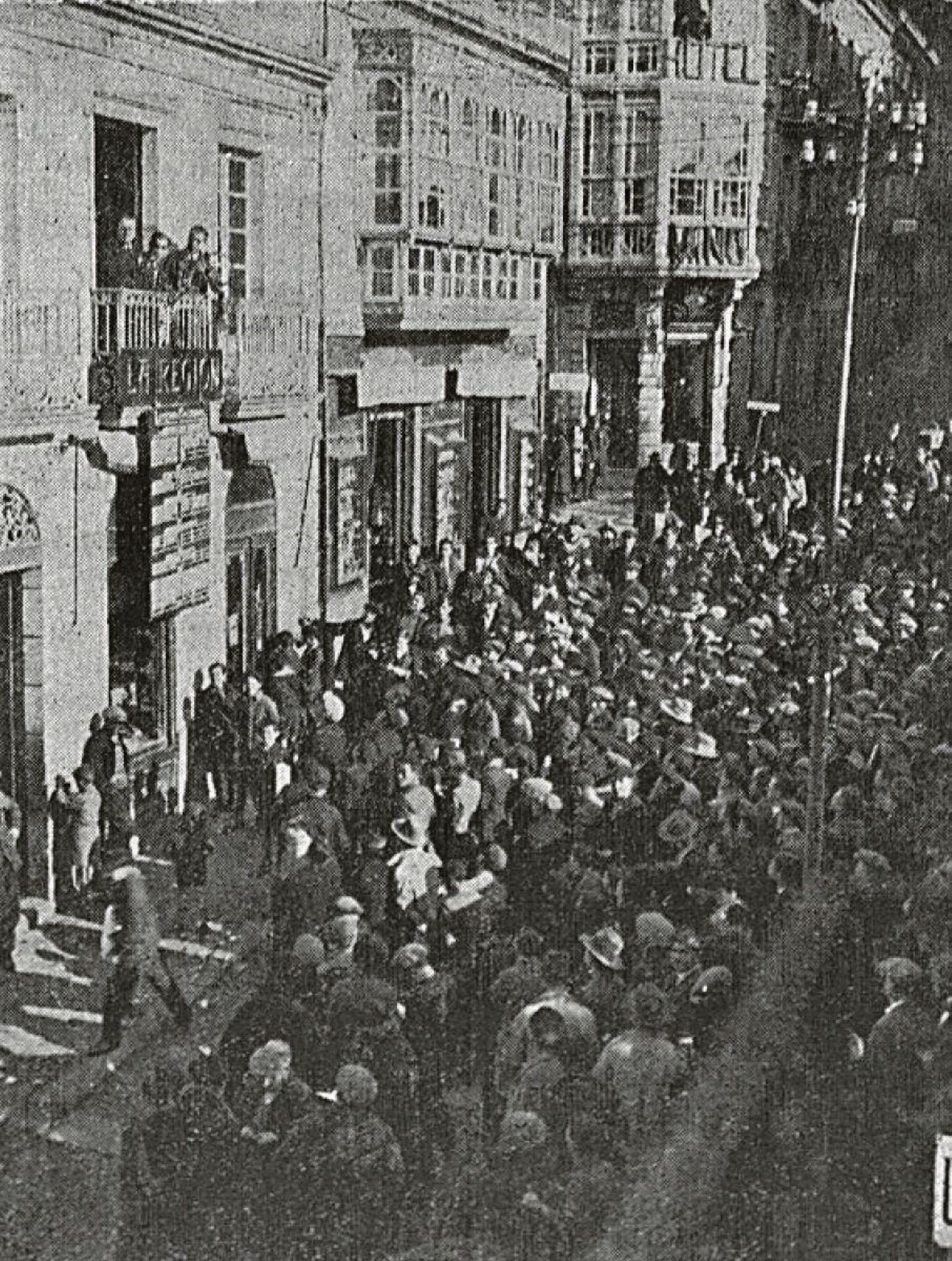 Frente a La Región, una multitud pendiente del sorteo en 1928.