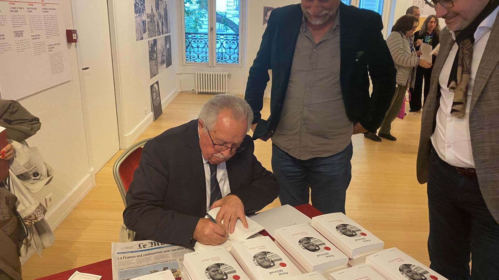 El autor dedicando en París su último libro, Amar es libertad