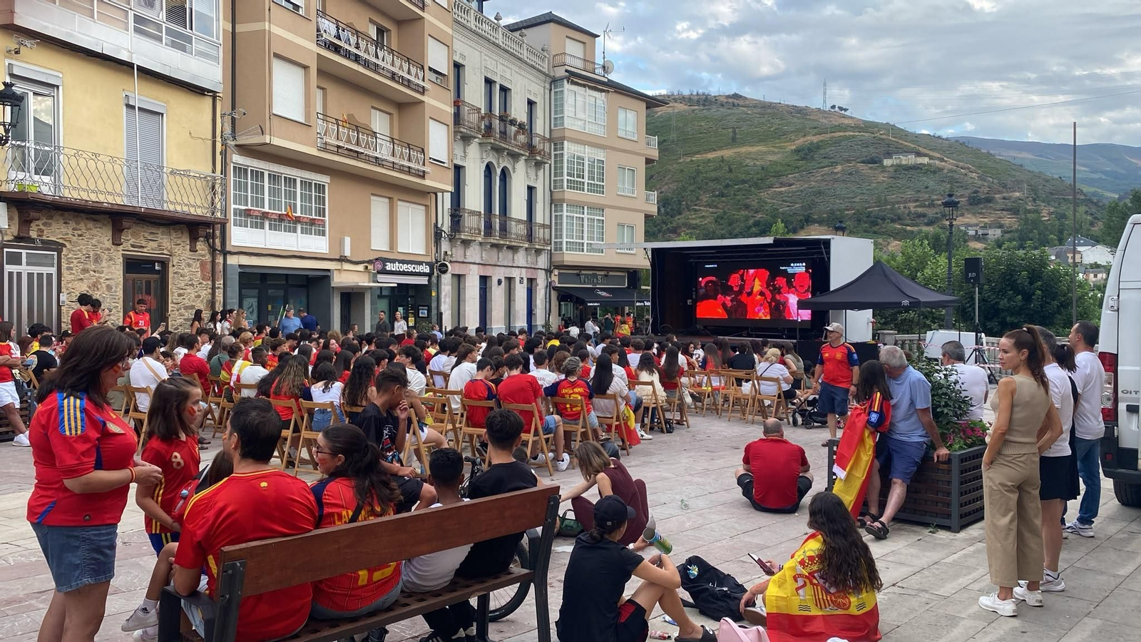Galería | La ilusión por España llena las calles de Ourense en la semifinal, en fotos