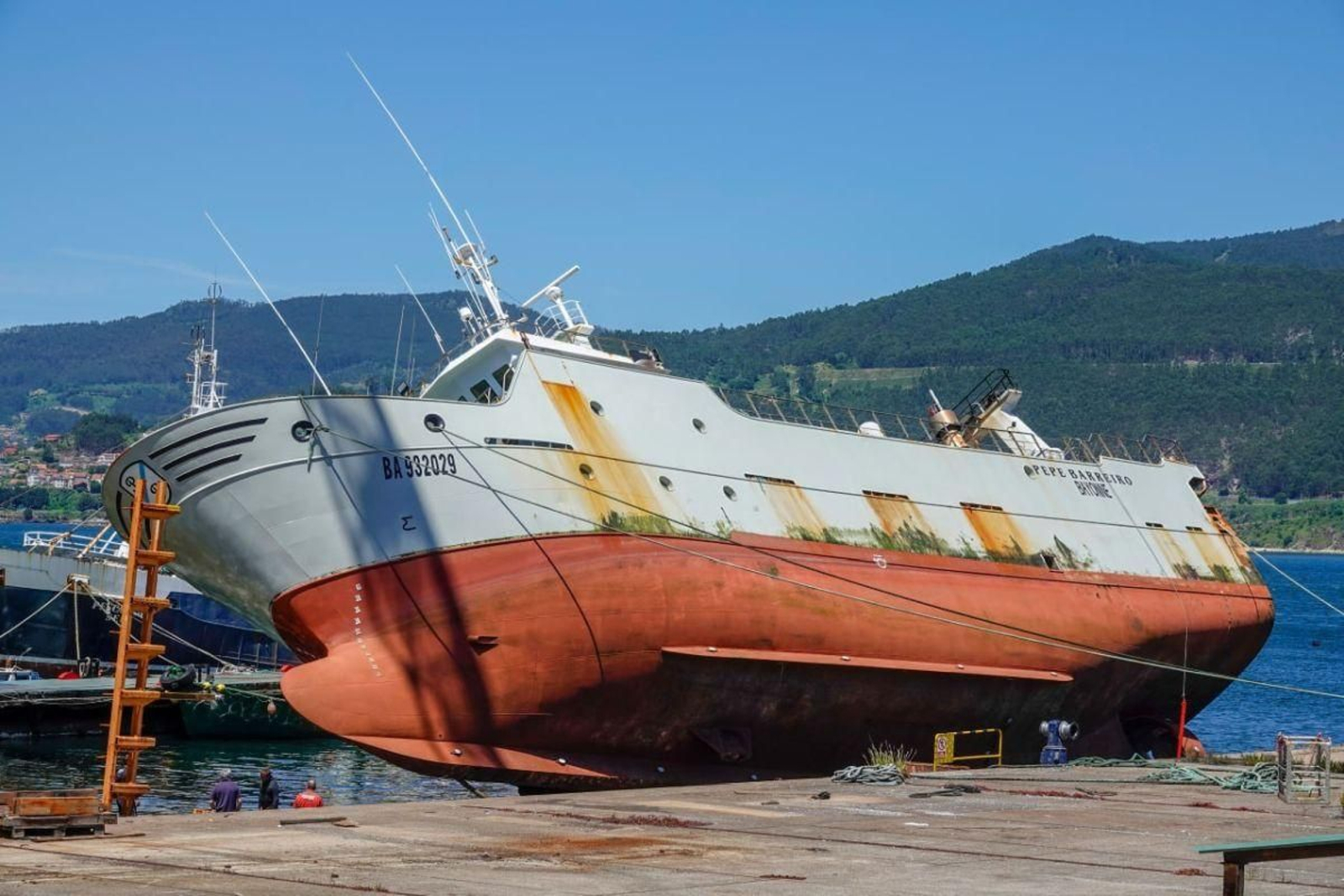 Encalla un buque en un varadero de Vigo cuando subía a grada
