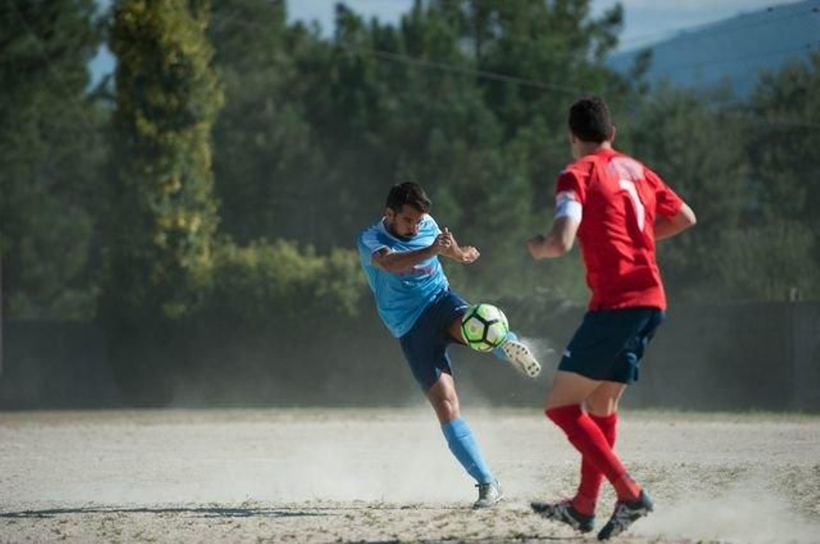 Un jugador del Monterrei (de espaldas) frente a uno del Cortegada, en un partido en el 2017
