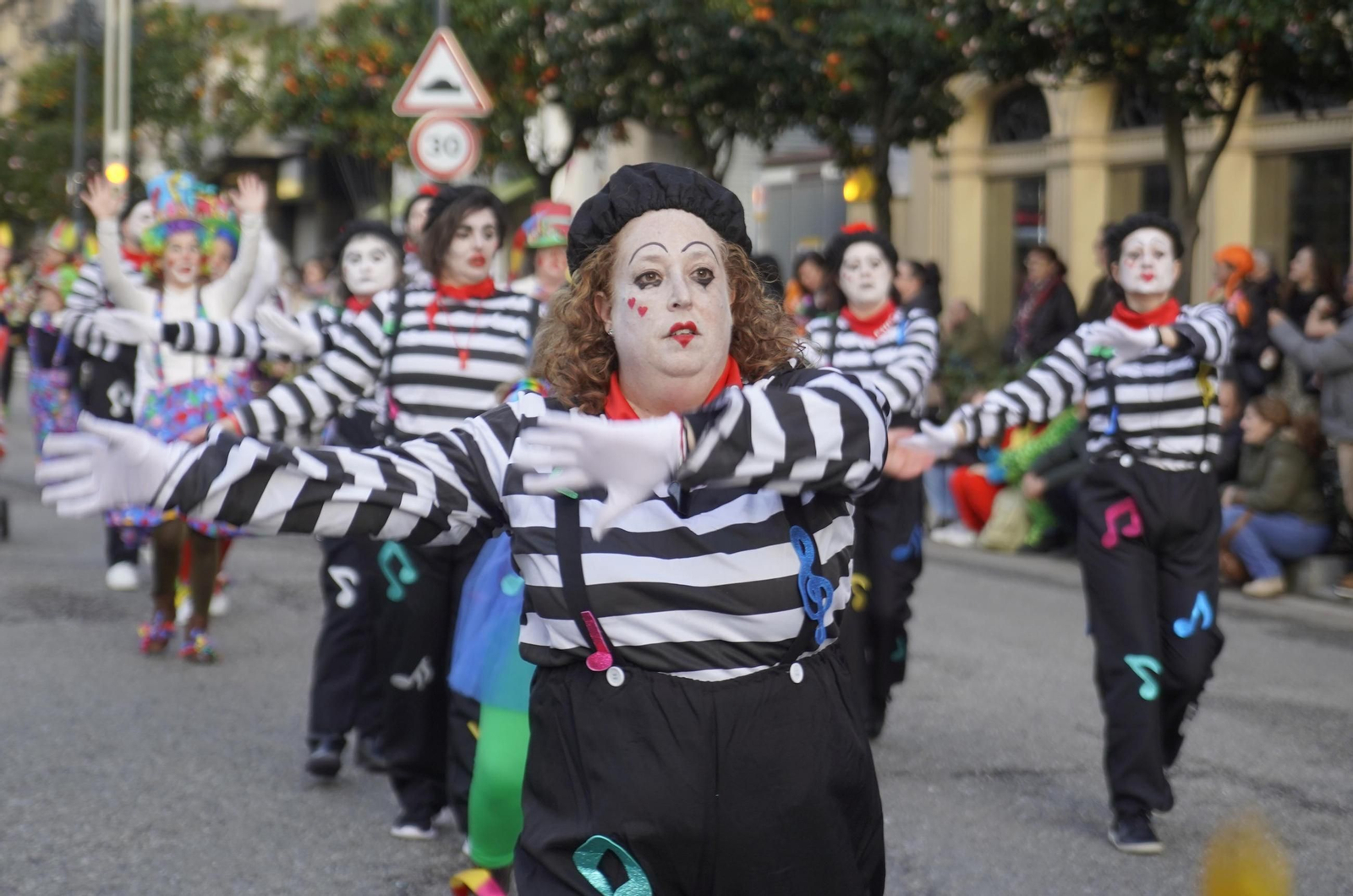 Galería | El desfile de comparsas del Entroido 2026 ilumina las calles de Vigo
