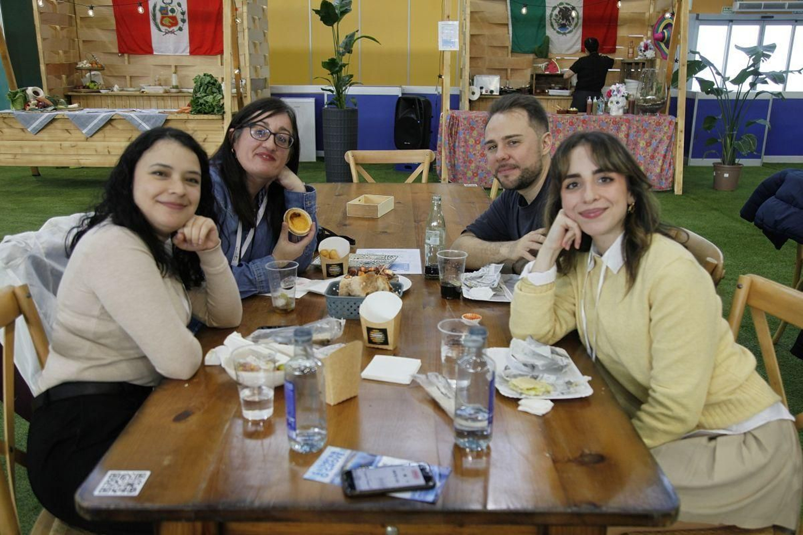 Ana, Silvia, Cristian y Ainara, en una de las mesas.