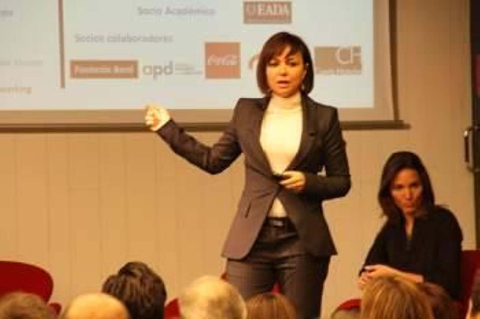 Para Alfaro es posible no competir en precio, con emociones.