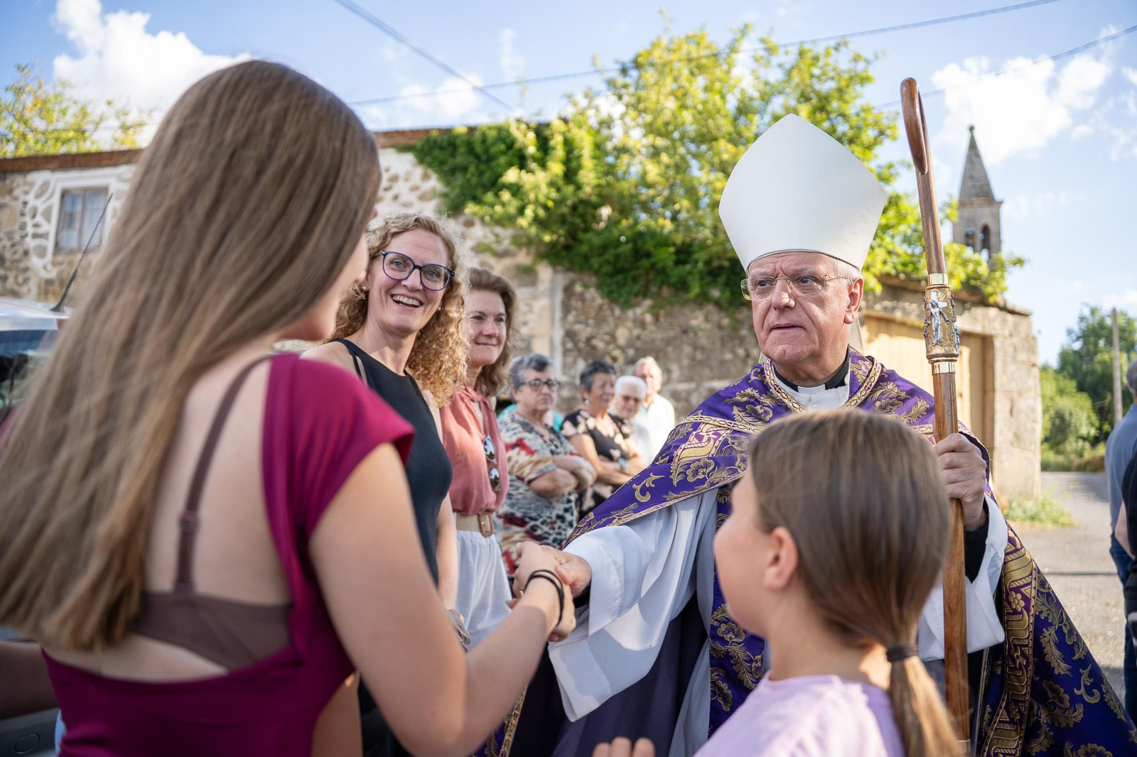Momentos del acto de purificación y bendición celebrado en la iglesia parroquial de Parada de Ribeira tras la sustracción de sus piezas litúrgicas