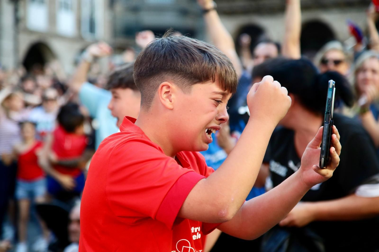 Galería | La afición de la UD Ourense sale a las calle de Ourense para disfrutar del ascenso a Primera Federación, en fotos