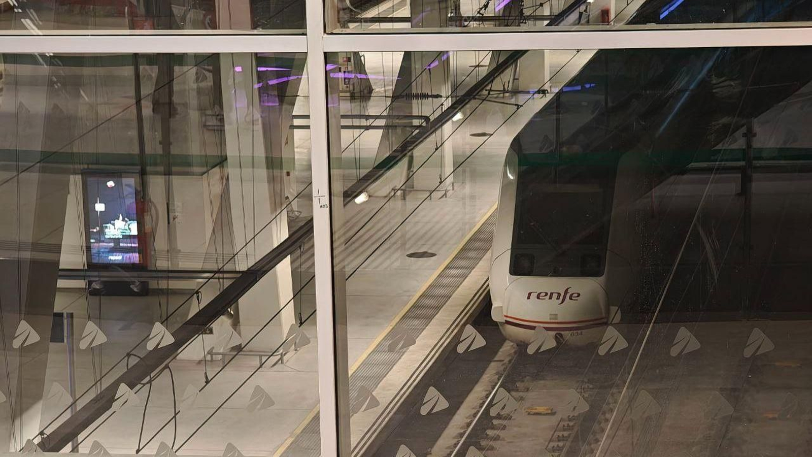 Un tren estacionado este sábado en la intermodal de Urzáiz.