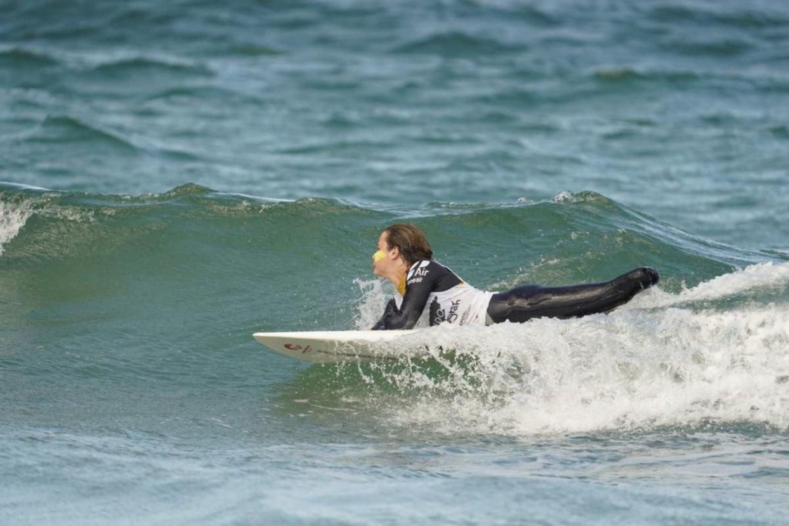 Una deportista surca las olas en la edición del 2022.