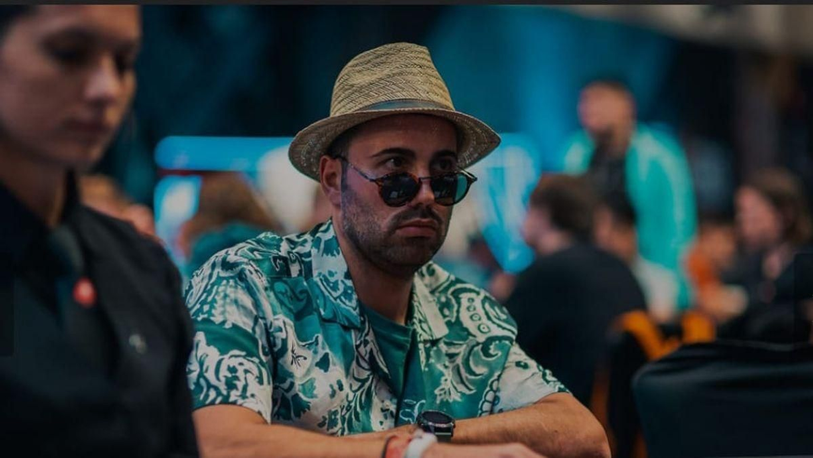 Mario Conde, con gafas, concentrado durante el juego en el PSPC de Bahamas.