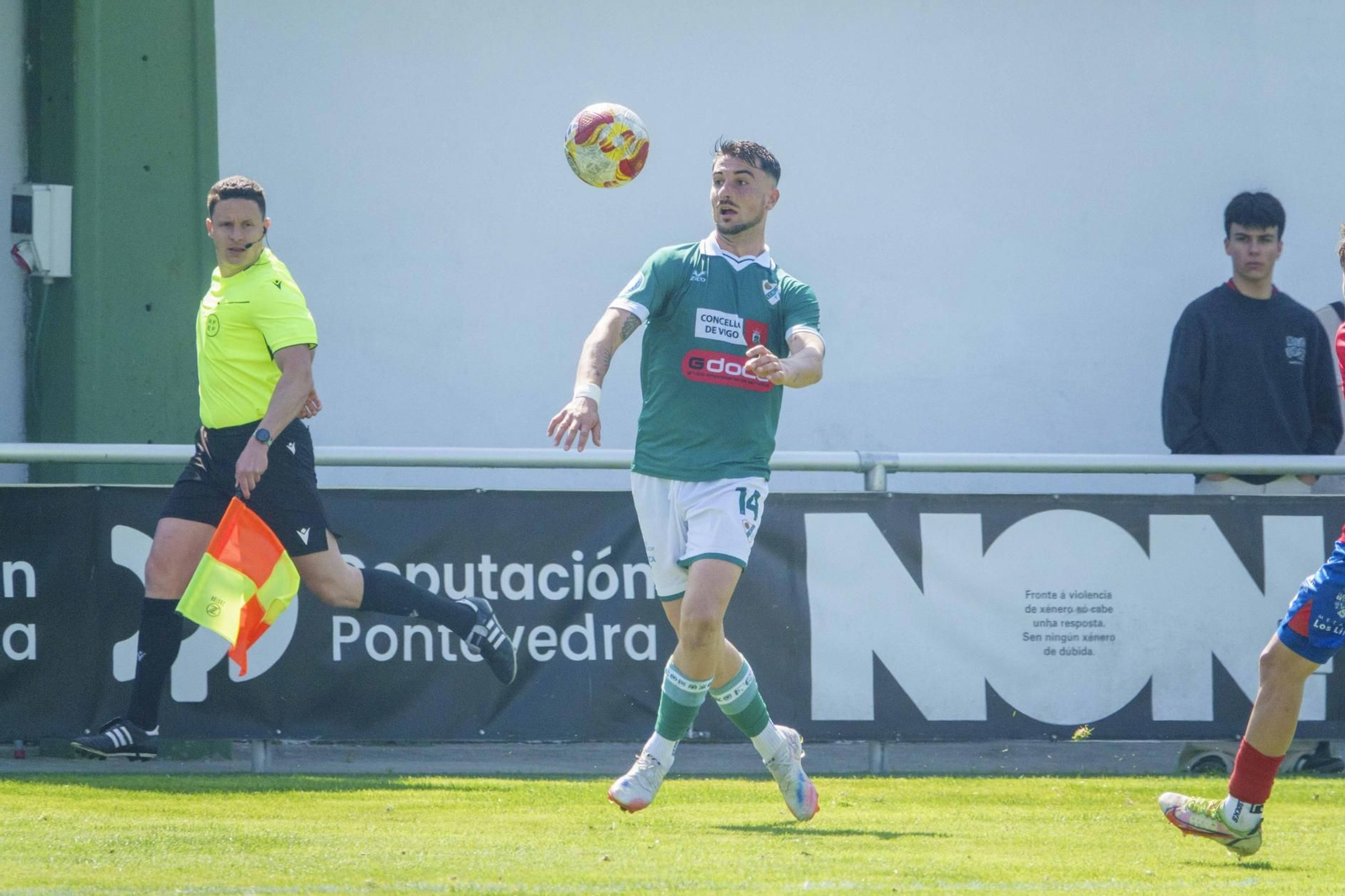 Fariña controla un balón.